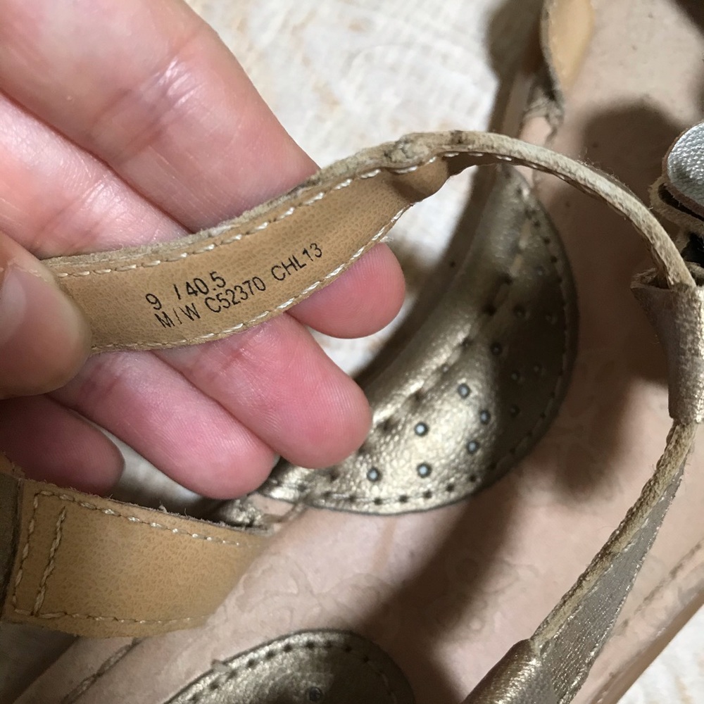 BOC Born Size 9 Metallic Leather Flower Sandals - Picture 7 of 8
